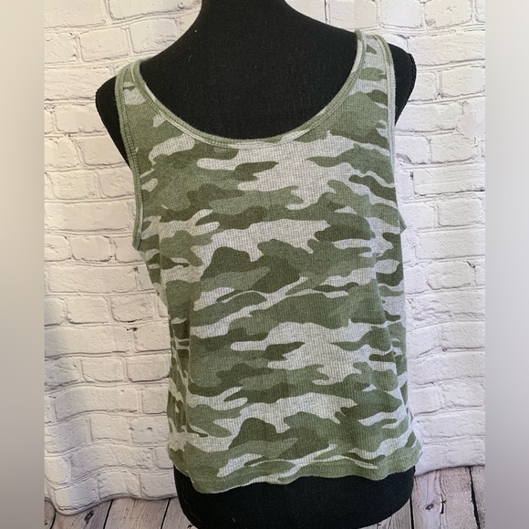 Old Navy Camo Cropped Tank Waffle Knit Size Large - Picture 4 of 9